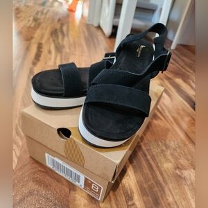 NWT Koolaburra by ugg Serah shoe size 8